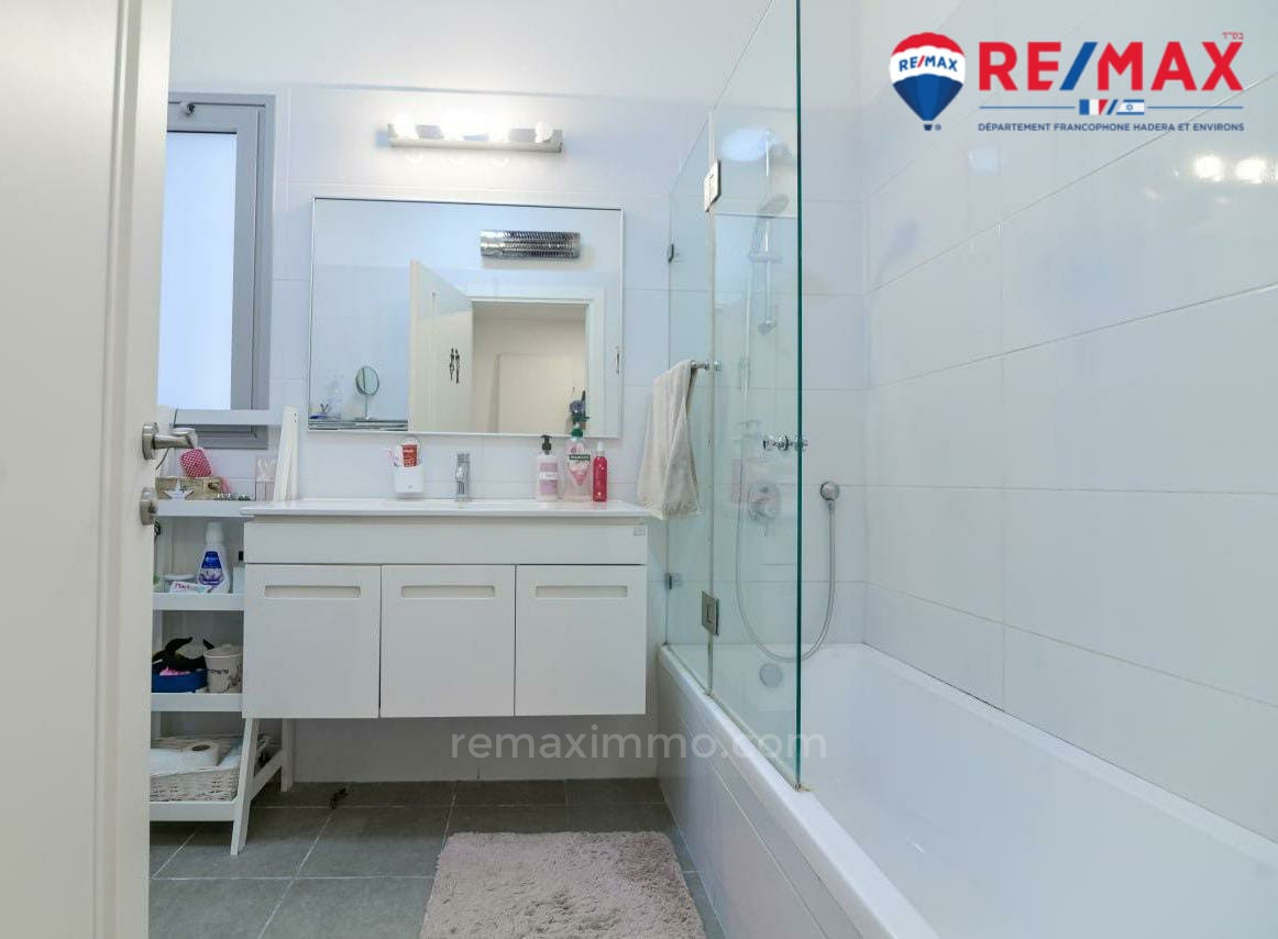 Apartamento 4 cômodos Hadera Centro da cidade 379-IBL-381