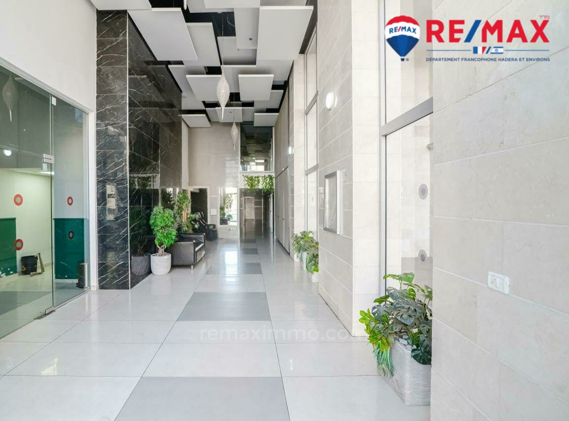 Apartamento 4 cômodos Hadera Centro da cidade 379-IBL-381