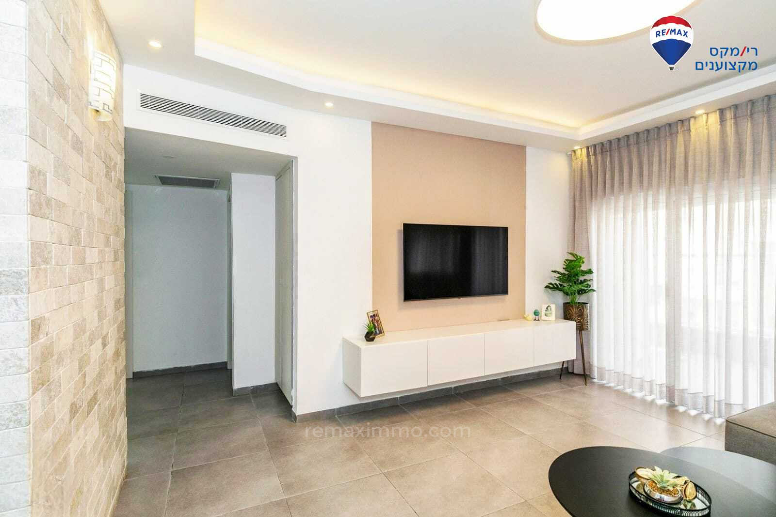 Apartamento 4 cômodos Hadera yosfatal 379-IBL-404