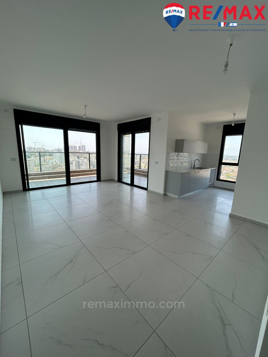 Apartamento 4 cômodos Hadera Centro da cidade 379-IBL-406