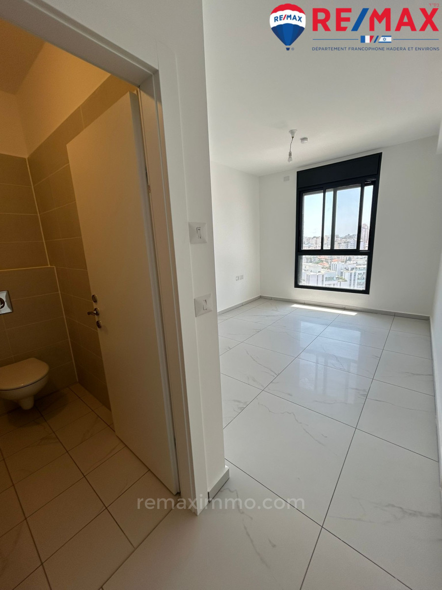 Apartamento 4 cômodos Hadera Centro da cidade 379-IBL-406