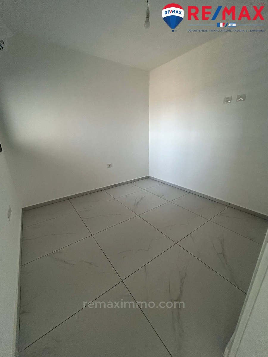 Apartamento 4 cômodos Hadera Centro da cidade 379-IBL-406