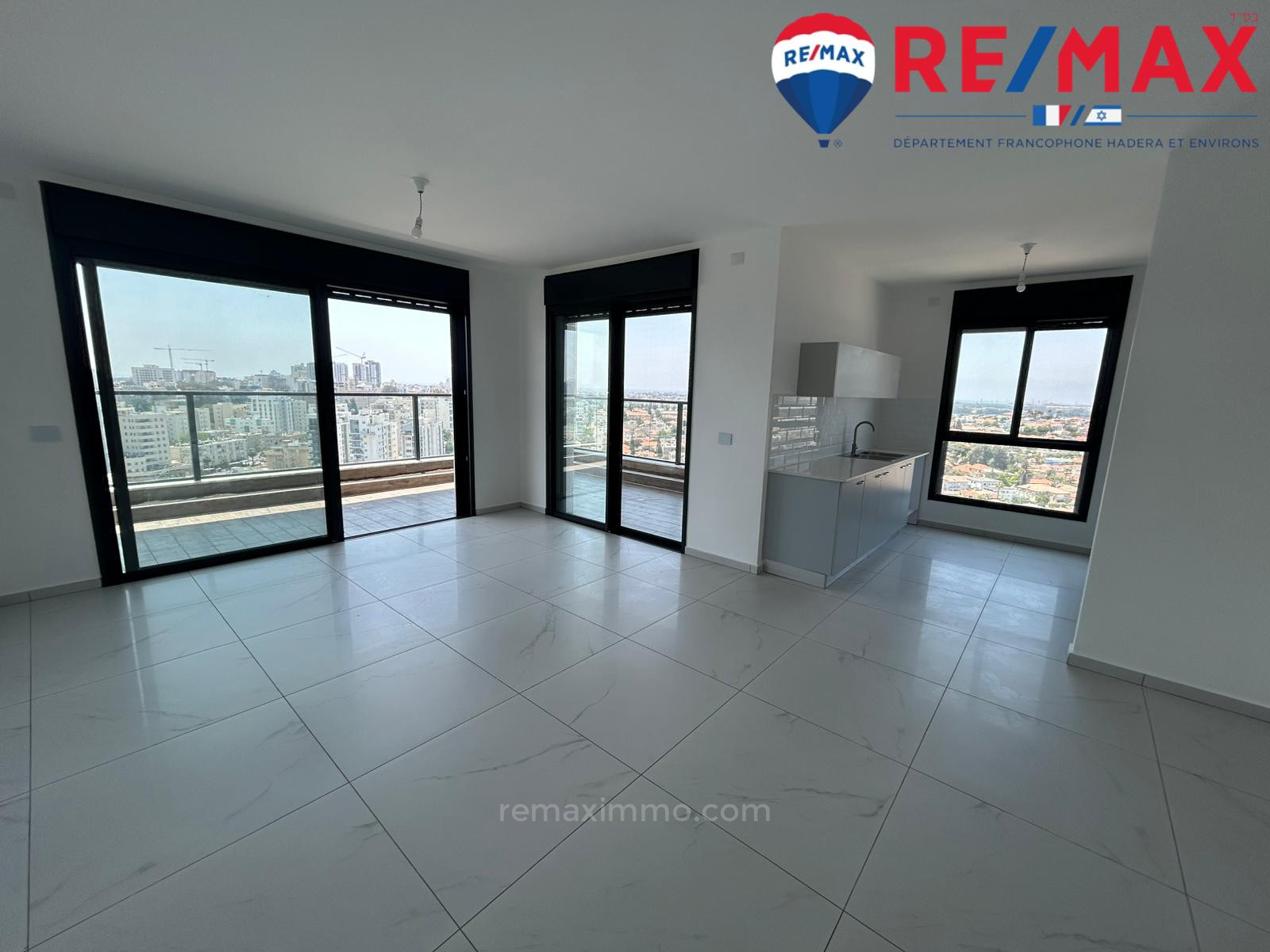 Apartamento 4 cômodos Hadera Centro da cidade 379-IBL-407