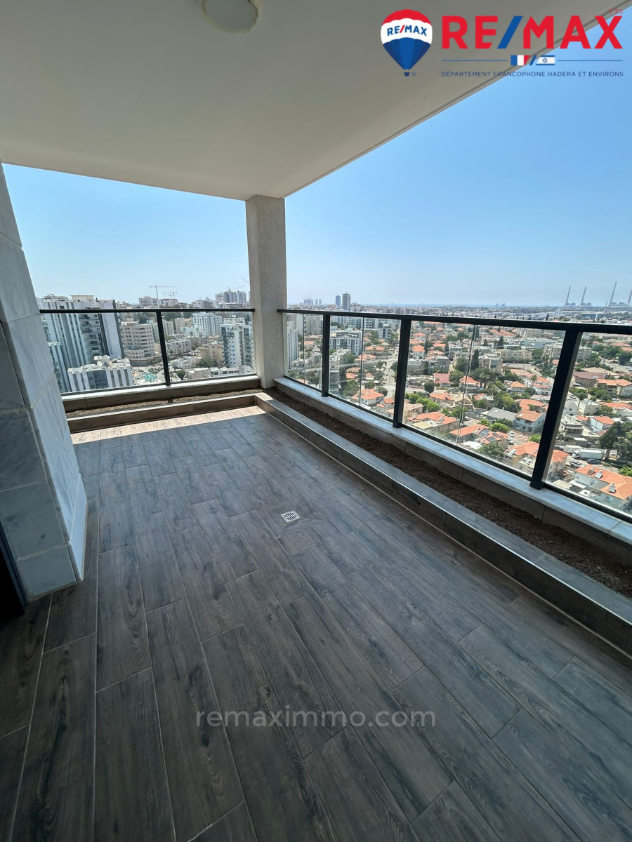 Apartamento 4 cômodos Hadera Centro da cidade 379-IBL-407