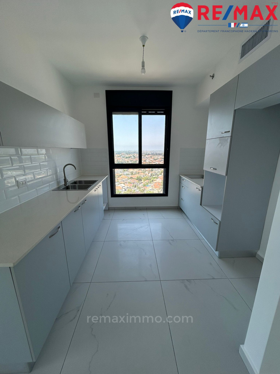 Apartamento 4 cômodos Hadera Centro da cidade 379-IBL-407