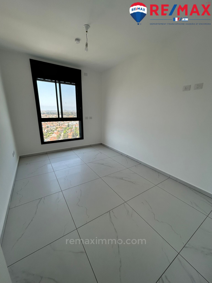 Apartamento 4 cômodos Hadera Centro da cidade 379-IBL-407