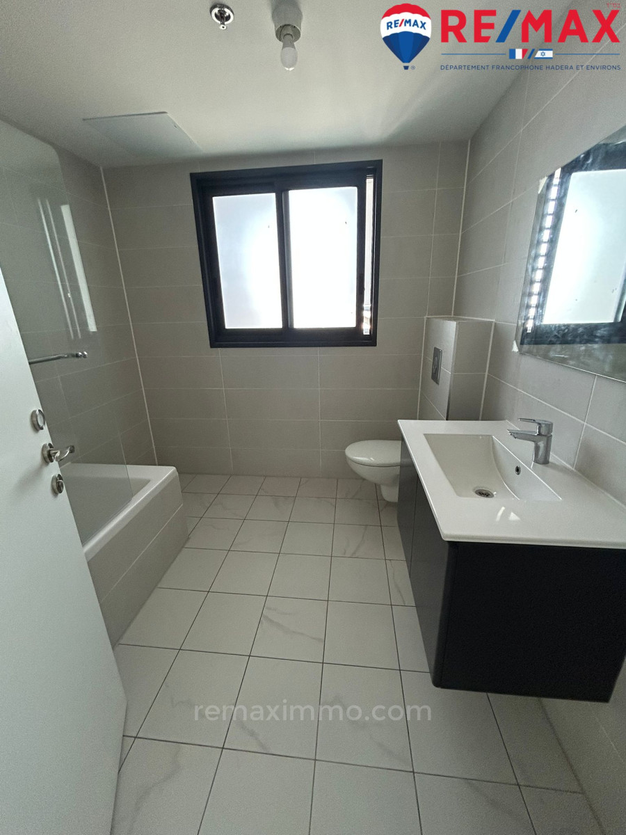 Apartamento 4 cômodos Hadera Centro da cidade 379-IBL-407