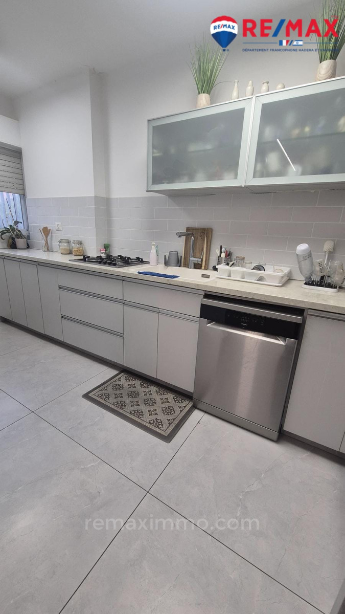 Apartamento 4 cômodos Hadera Bairro do Parque 379-IBL-440