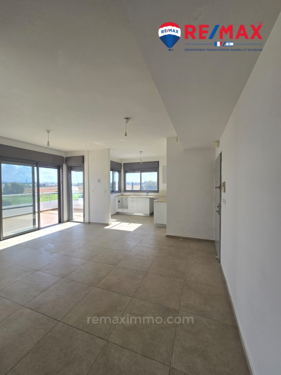 Apartamento 5 cômodos Hadera Bairro do Parque 379-IBL-444