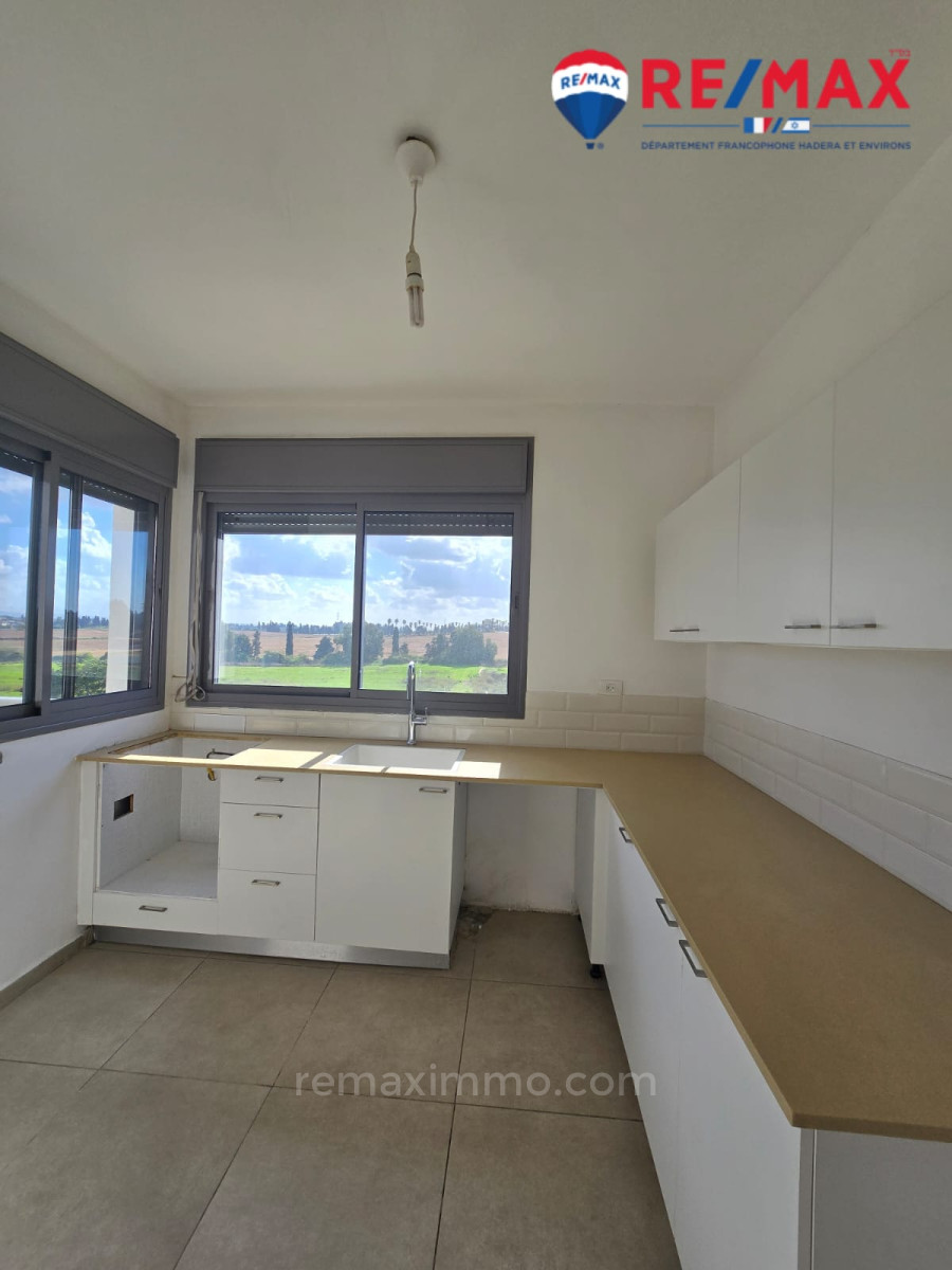 Apartamento 5 cômodos Hadera Bairro do Parque 379-IBL-444