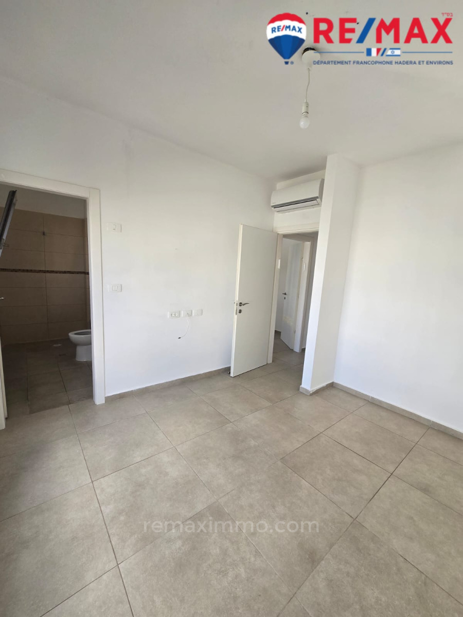Apartamento 5 cômodos Hadera Bairro do Parque 379-IBL-444