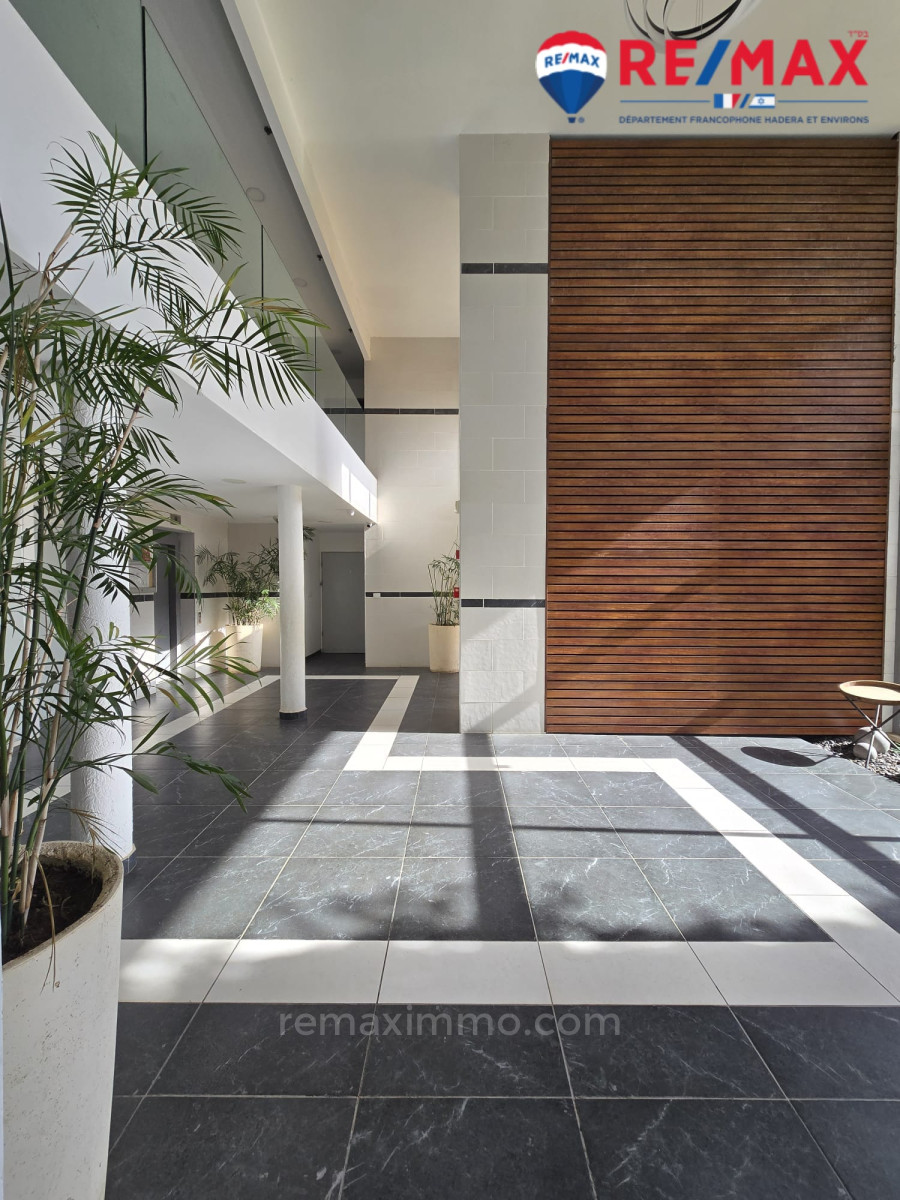 Apartamento 5 cômodos Hadera Bairro do Parque 379-IBL-444