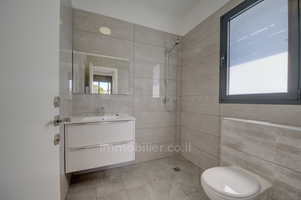 Apartamento 3 cômodos Hadera Centro da cidade 455-IBL-32