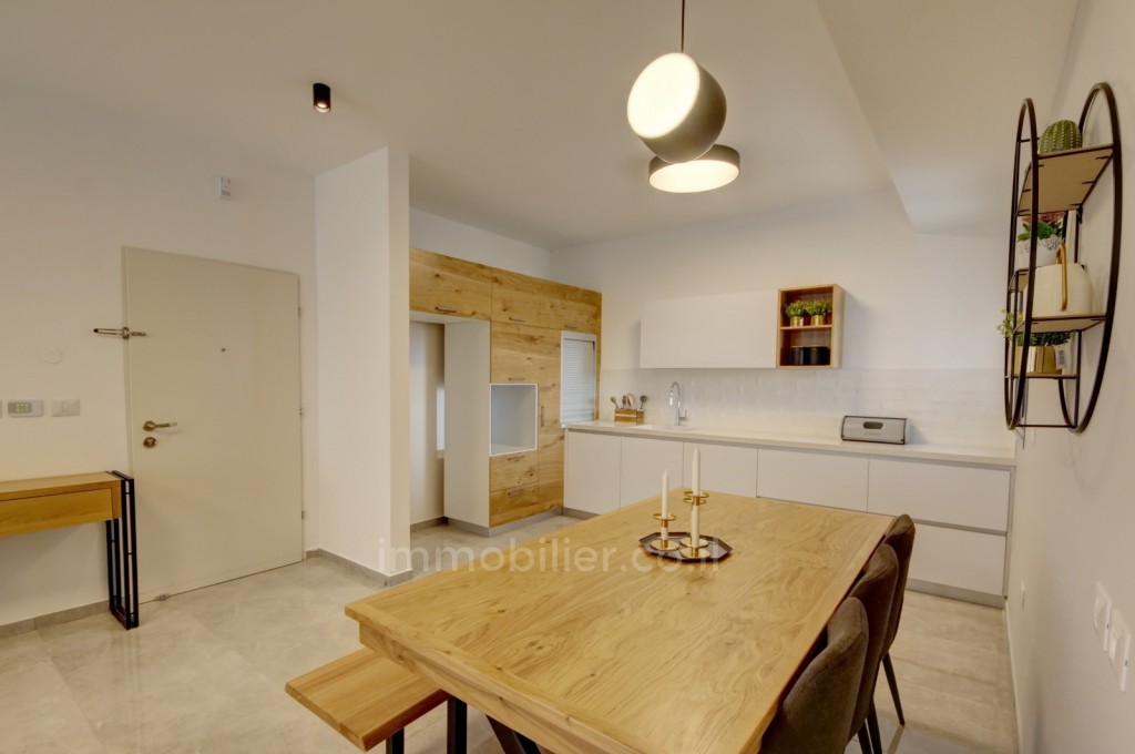 Apartamento 4 cômodos Hadera Centro da cidade 455-IBL-33