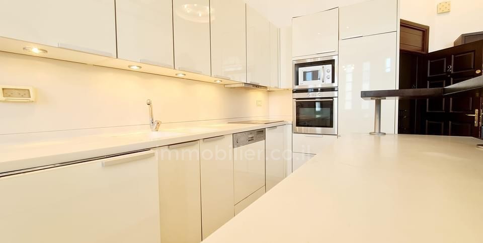 Apartamento 3 cômodos Tel Aviv Primeira linha de mar 457-IBL-1094