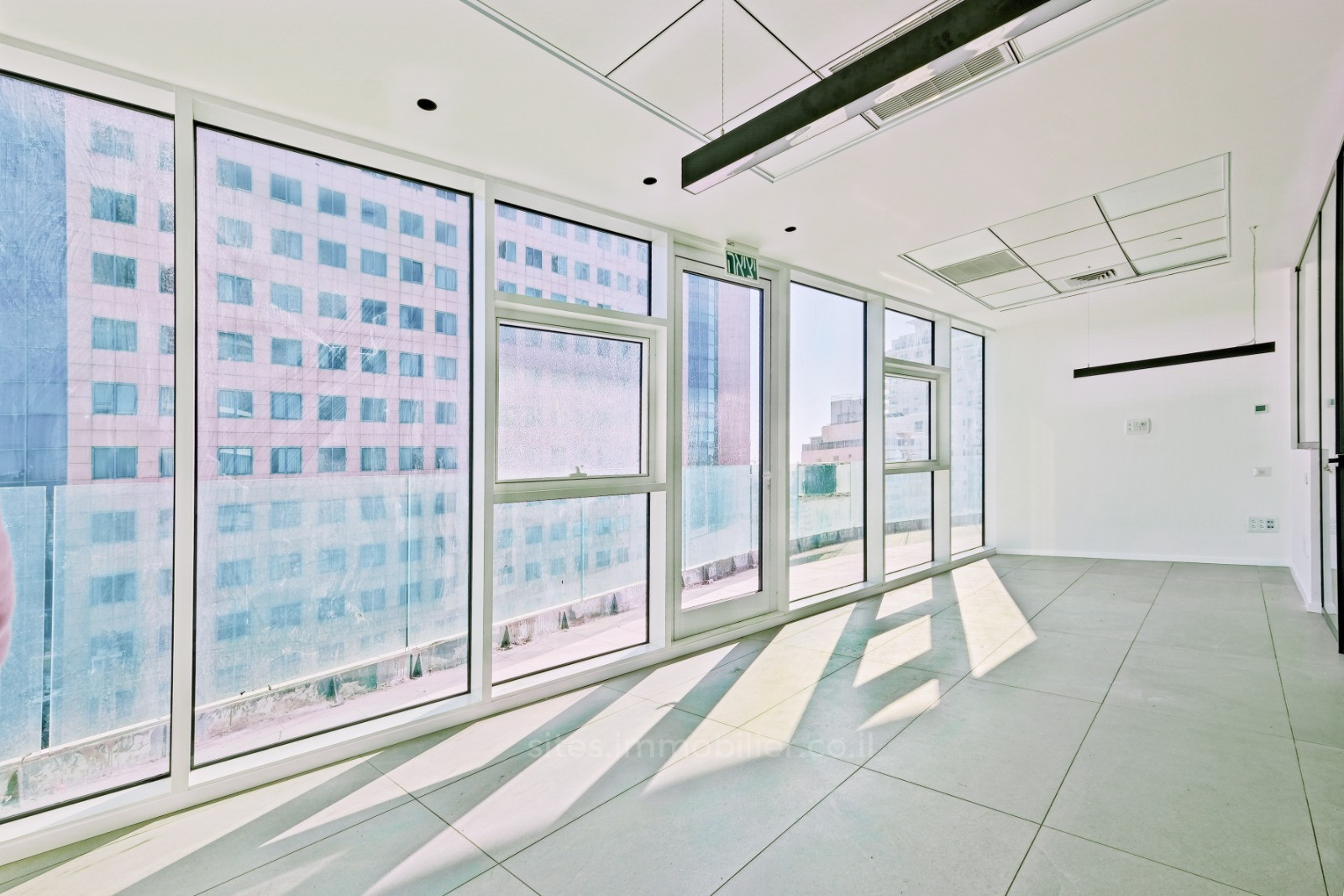 Escritórios 5 cômodos Netanya Centro da cidade 457-IBL-1132