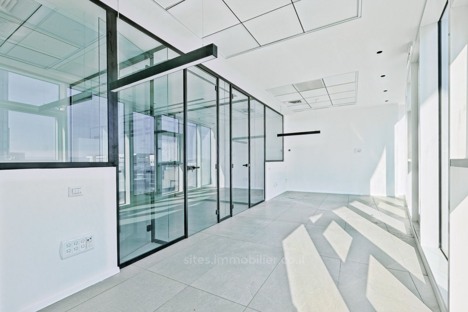 Escritórios 7 cômodos Netanya Centro da cidade 457-IBL-1133