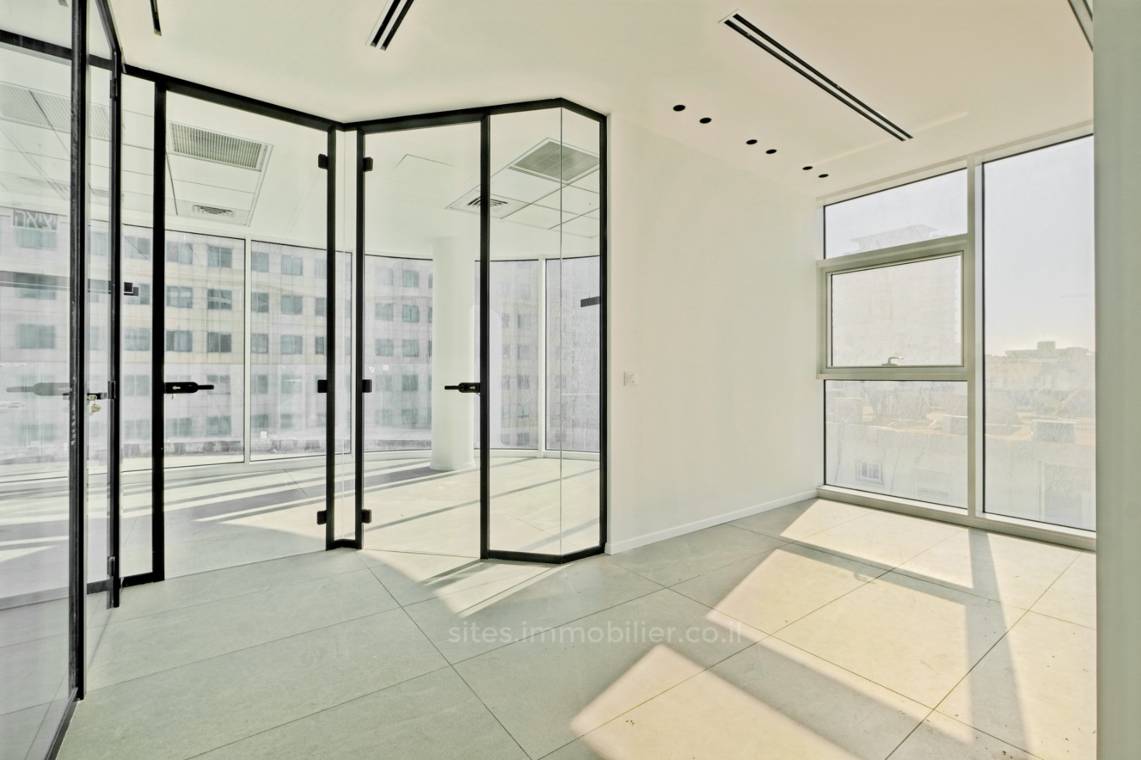 Escritórios 7 cômodos Netanya Centro da cidade 457-IBL-1133