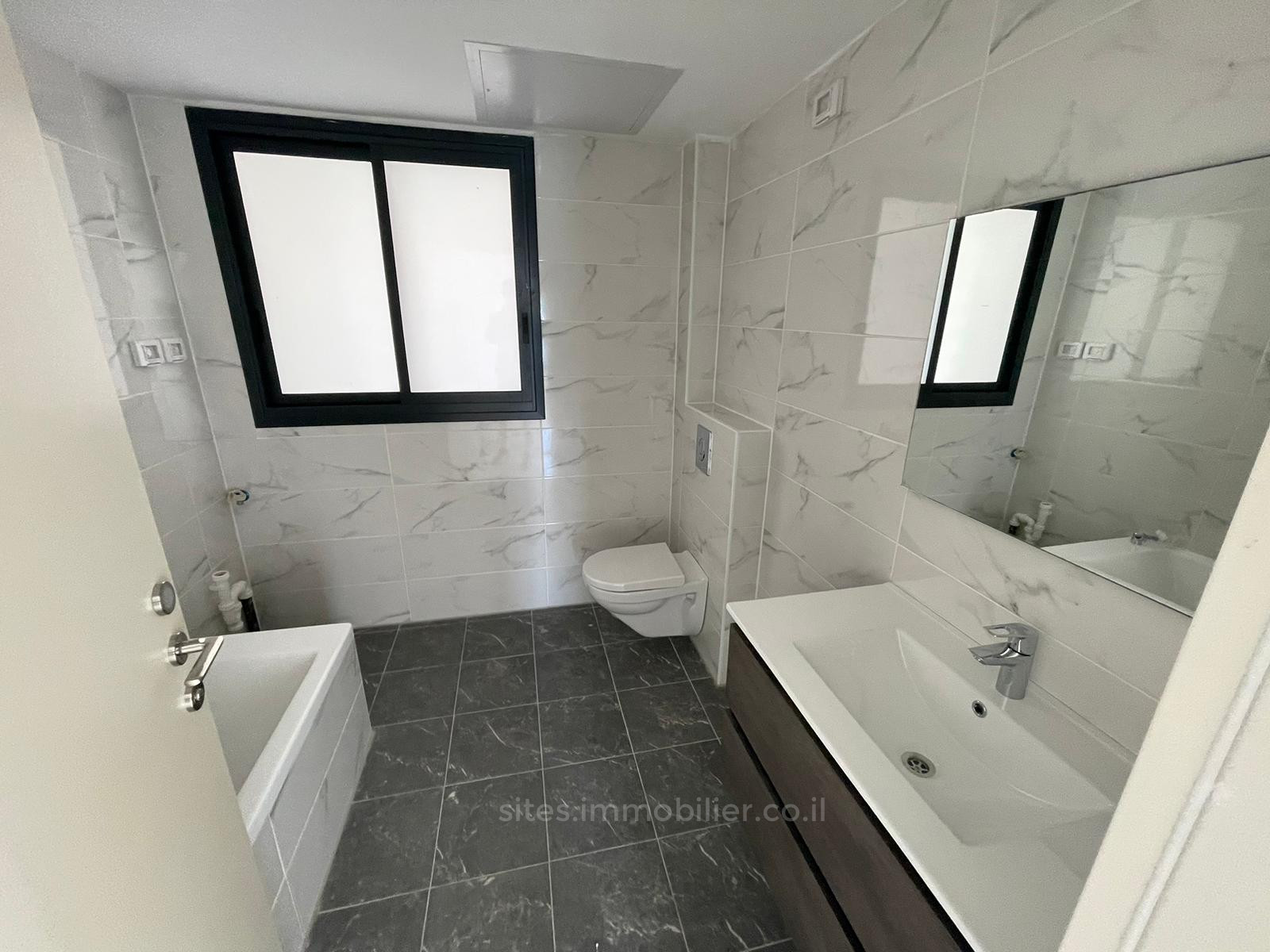 Apartamento 3 cômodos Netanya Centro da cidade 457-IBL-1231