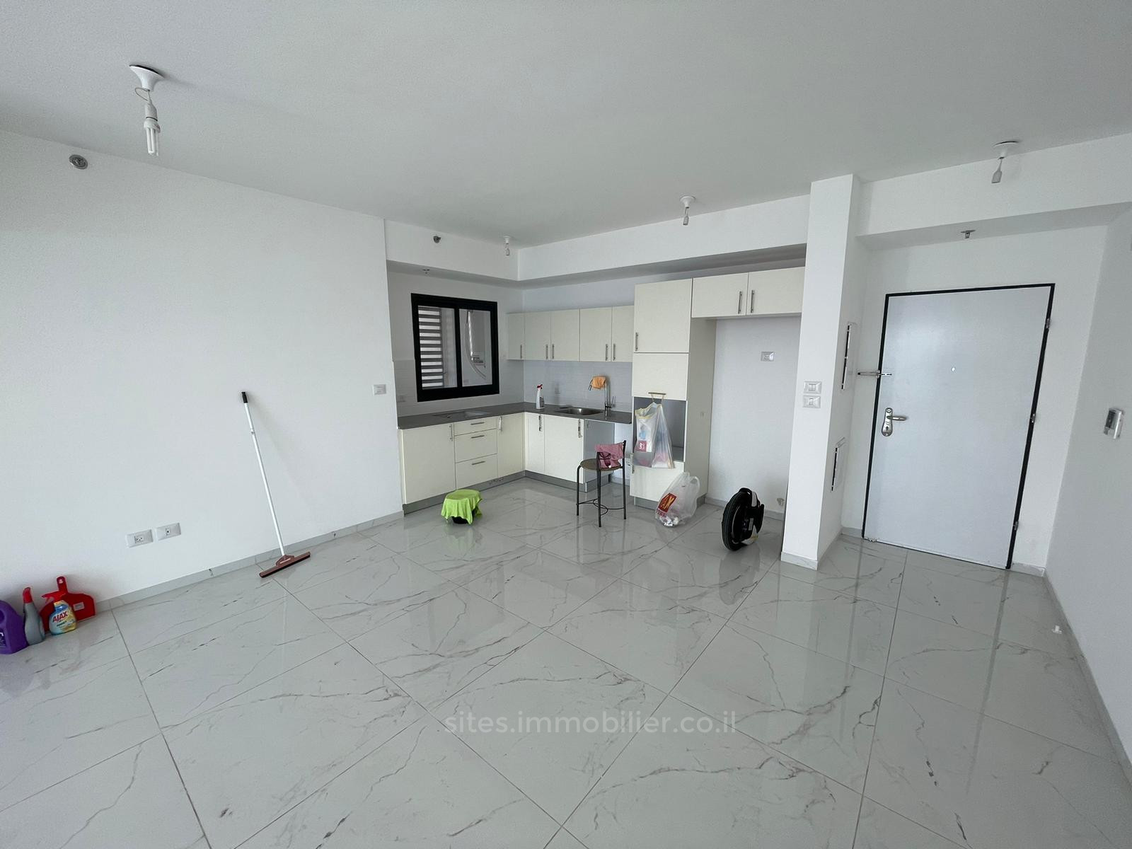 Apartamento 3 cômodos Netanya Centro da cidade 457-IBL-1231