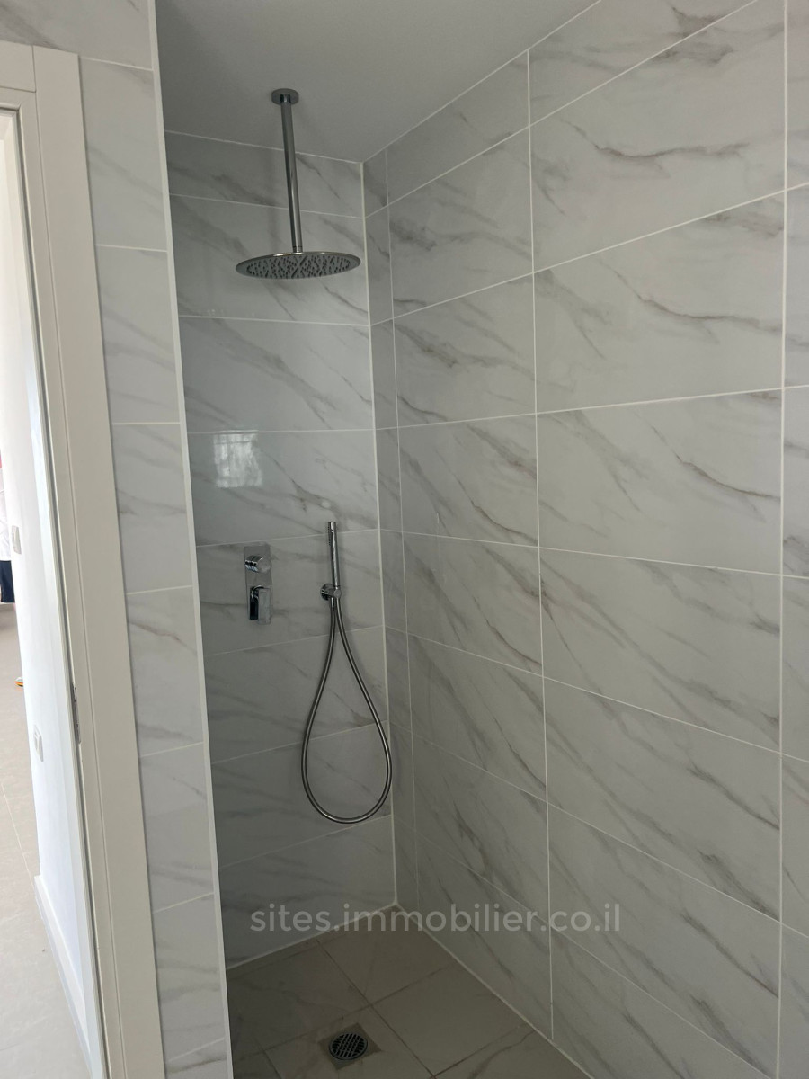 Apartamento 3 cômodos Netanya Centro da cidade 457-IBL-1299