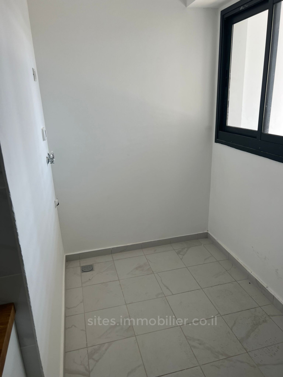 Apartamento 3 cômodos Netanya Centro da cidade 457-IBL-1299