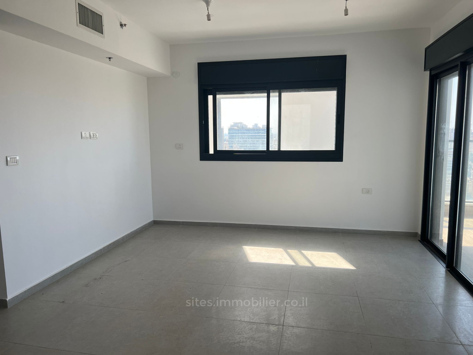 Apartamento 3 cômodos Netanya Centro da cidade 457-IBL-1299