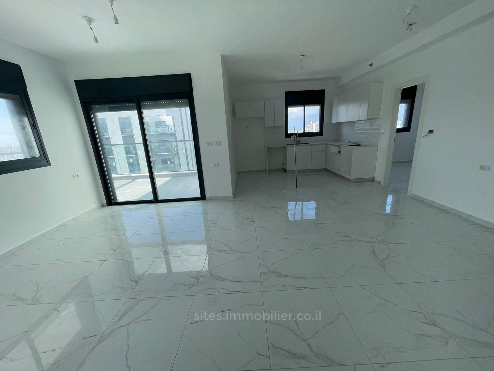 Minicobertura 3 cômodos Netanya Centro da cidade 457-IBL-1309