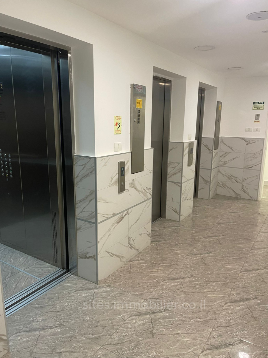 Minicobertura 3 cômodos Netanya Centro da cidade 457-IBL-1309