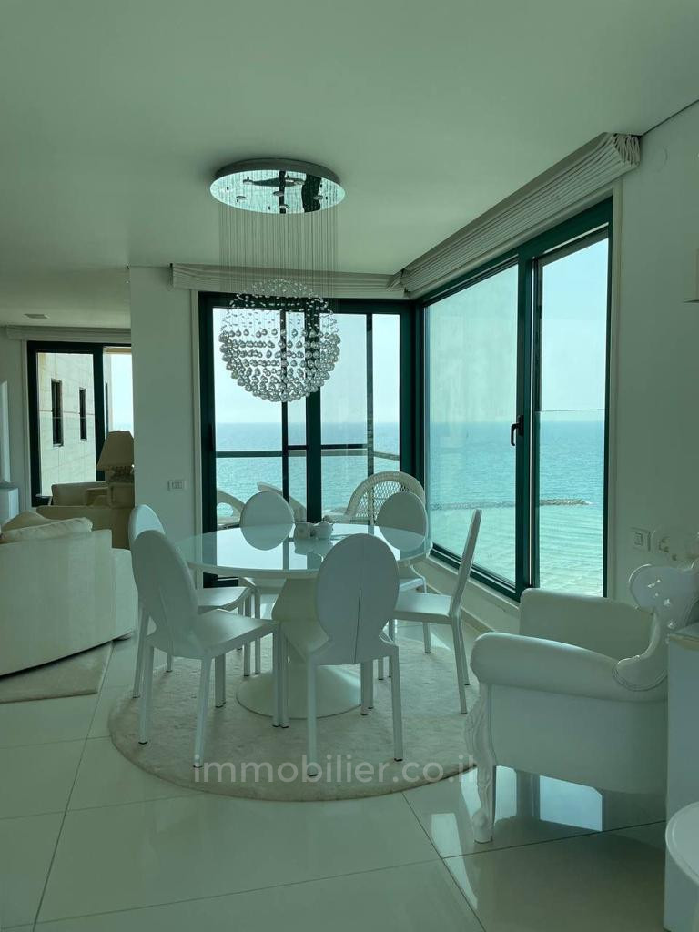 Apartamento 4 cômodos Tel Aviv Primeira linha de mar 457-IBL-1374