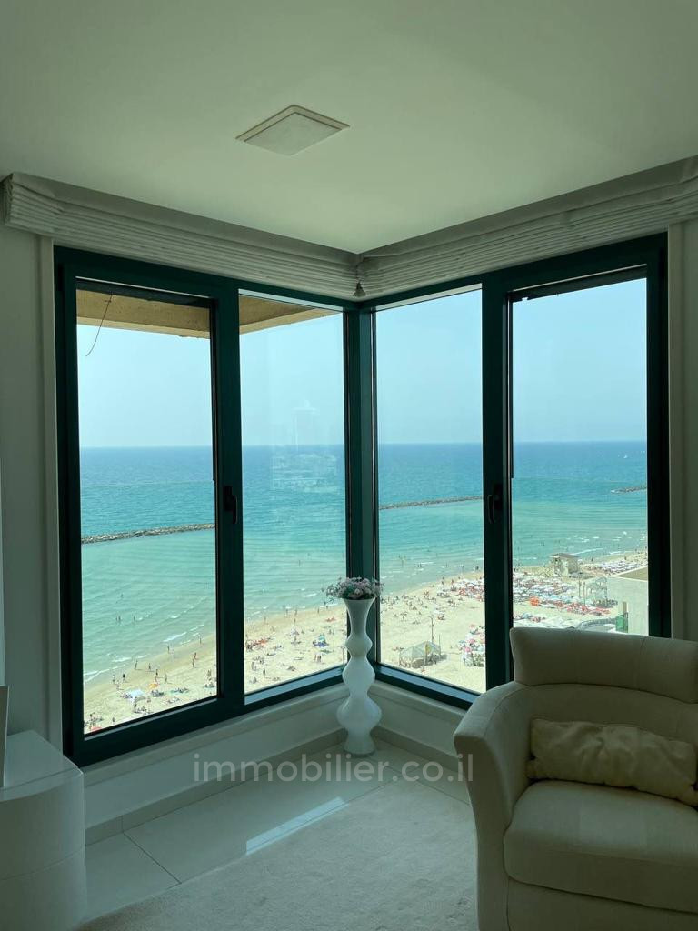 Apartamento 4 cômodos Tel Aviv Primeira linha de mar 457-IBL-1374
