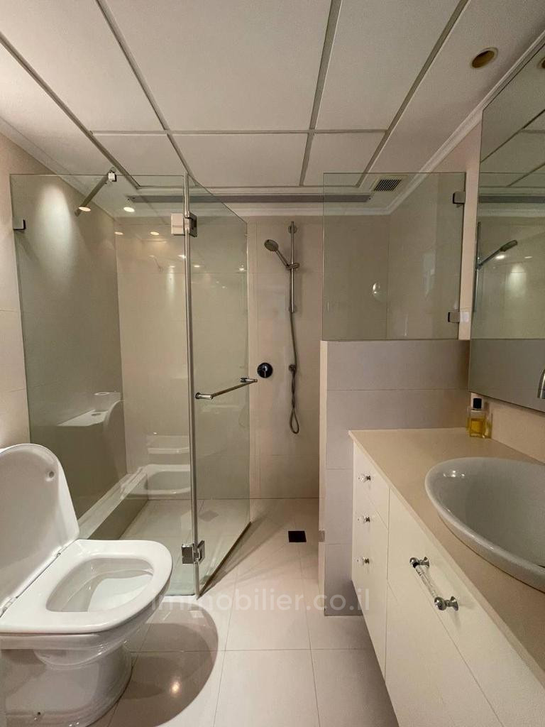 Apartamento 4 cômodos Tel Aviv Primeira linha de mar 457-IBL-1374