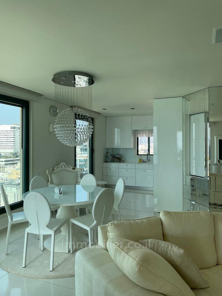 Apartamento 4 cômodos Tel Aviv Primeira linha de mar 457-IBL-1374