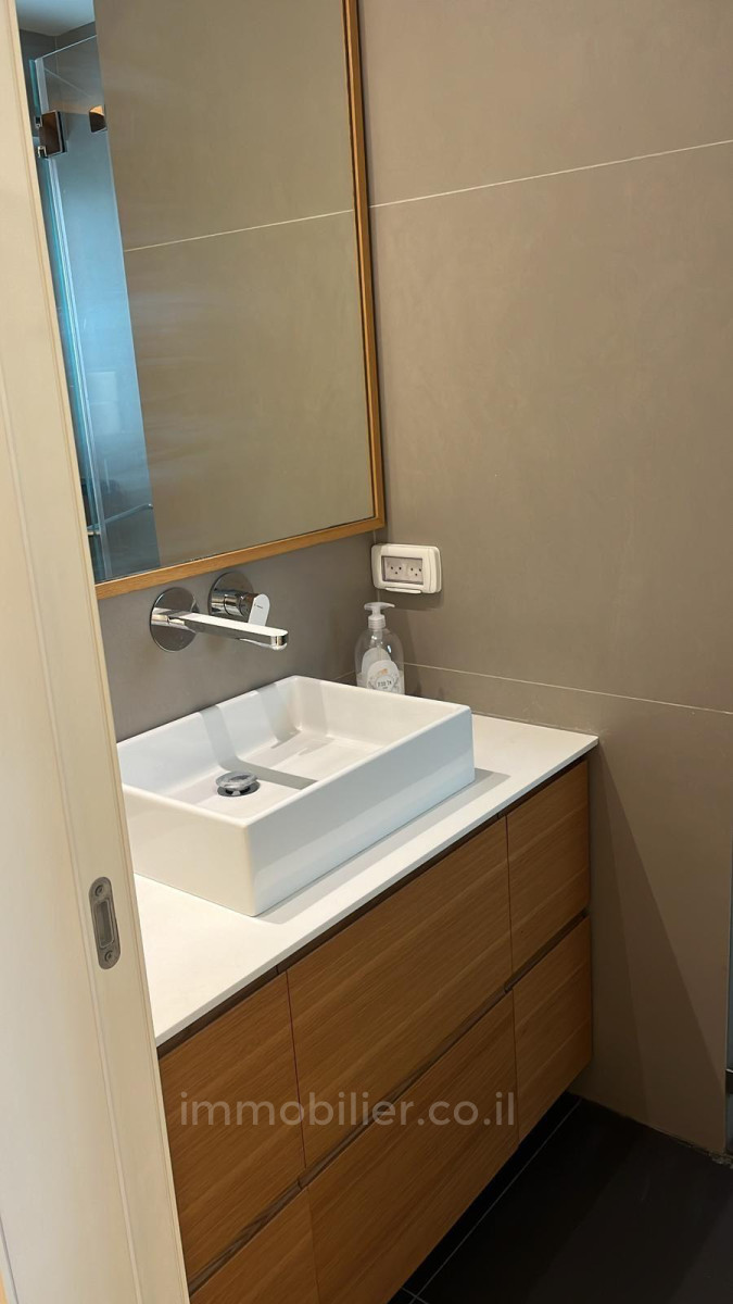 Apartamento 3 cômodos Tel Aviv Primeira linha de mar 457-IBL-1440