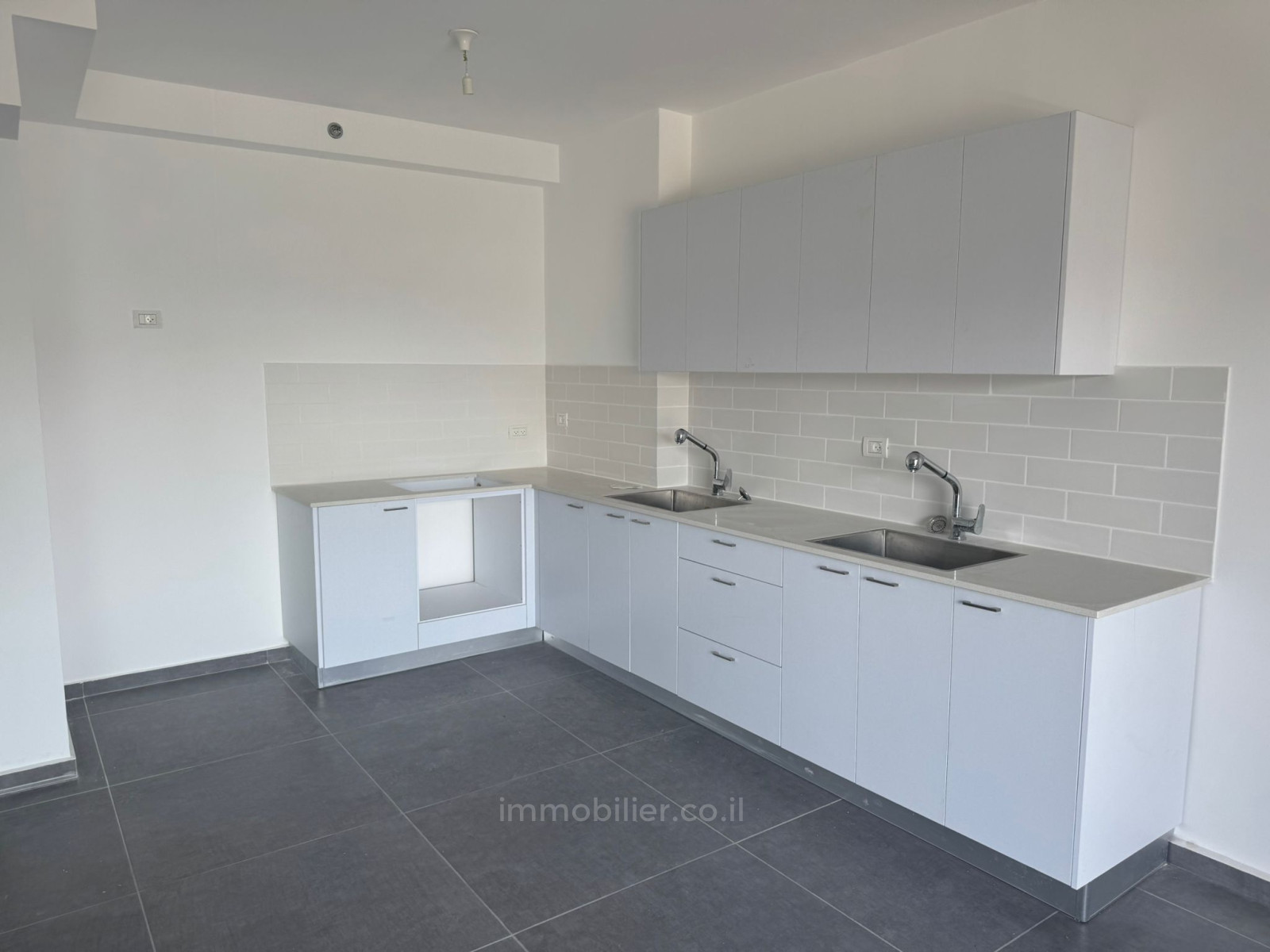 Apartamento 4 cômodos Netanya Centro da cidade 457-IBL-1483