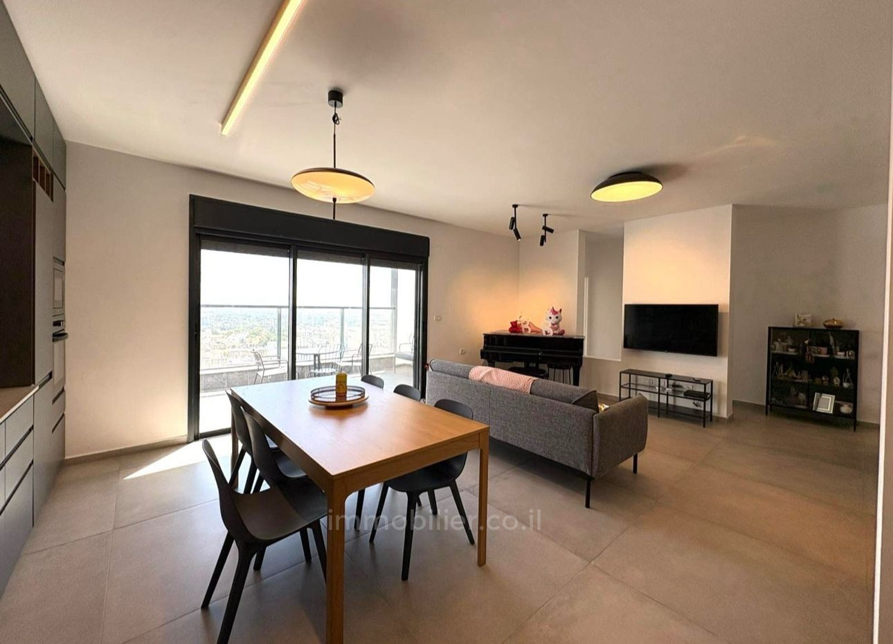 Apartamento 4 cômodos Netanya Centro da cidade 457-IBL-1532