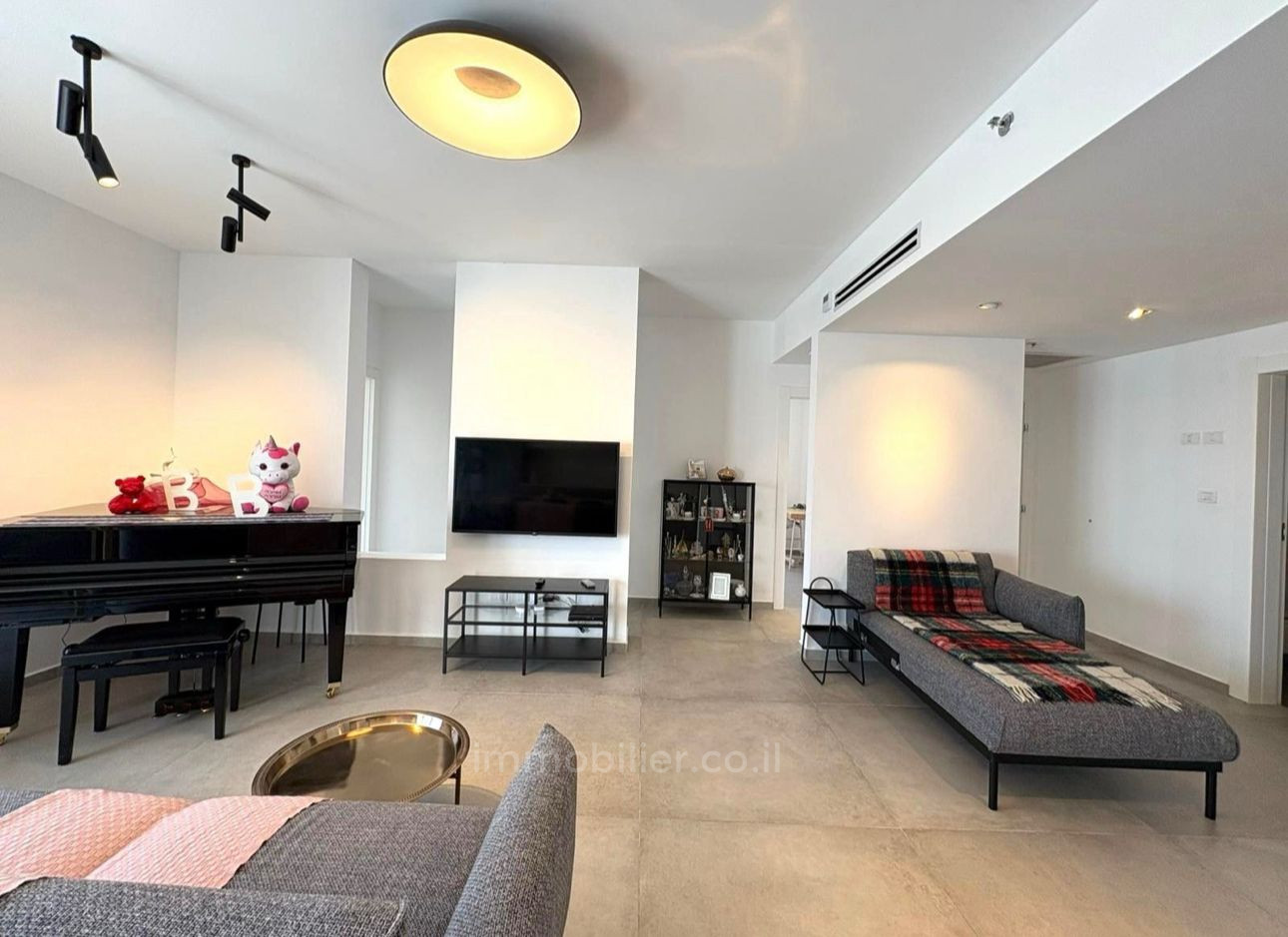 Apartamento 4 cômodos Netanya Centro da cidade 457-IBL-1532