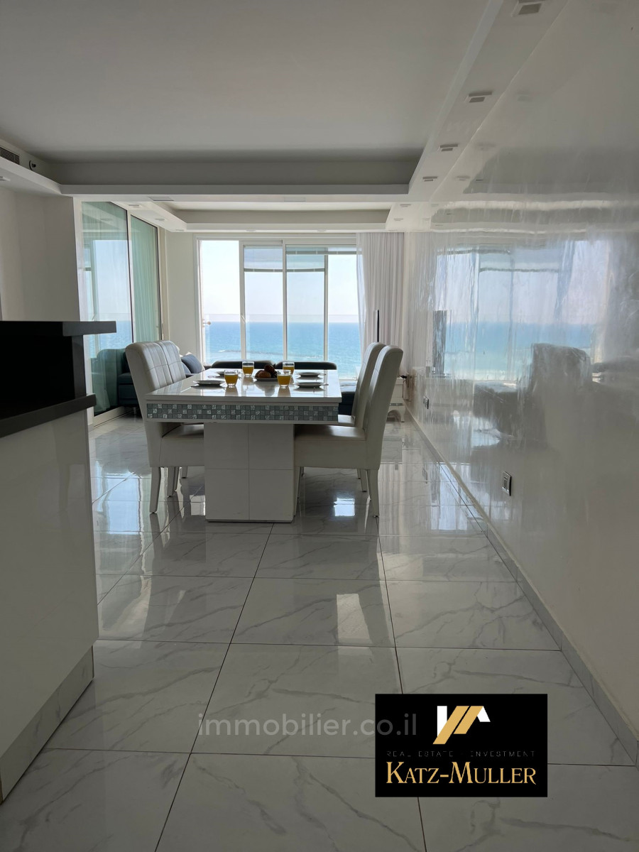 Apartamento 3 cômodos Tel Aviv Primeira linha de mar 478-IBL-359