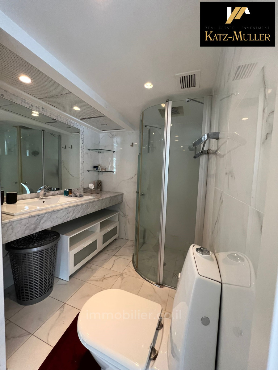 Apartamento 3 cômodos Tel Aviv Primeira linha de mar 478-IBL-359