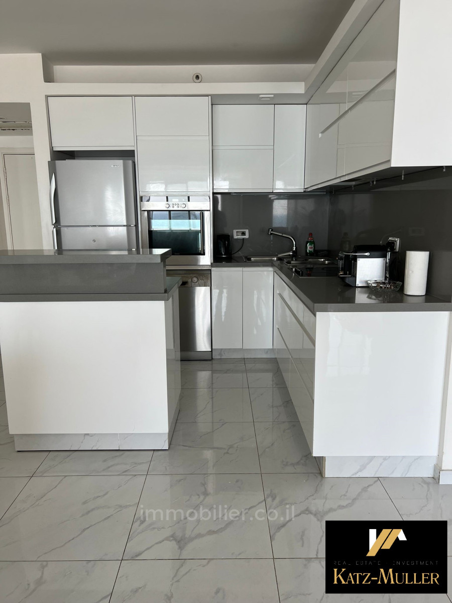 Apartamento 3 cômodos Tel Aviv Primeira linha de mar 478-IBL-359