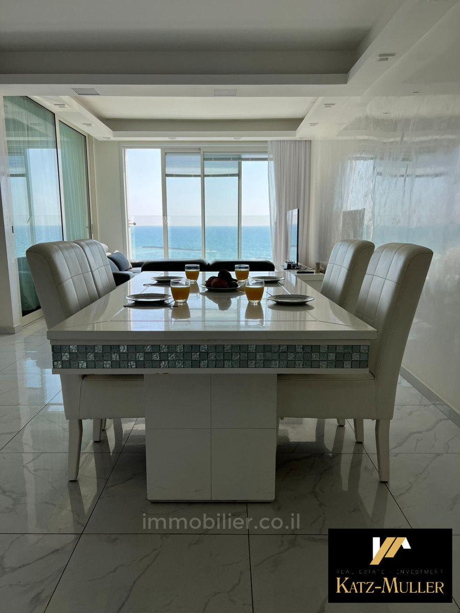 Apartamento 3 cômodos Tel Aviv Primeira linha de mar 478-IBL-359