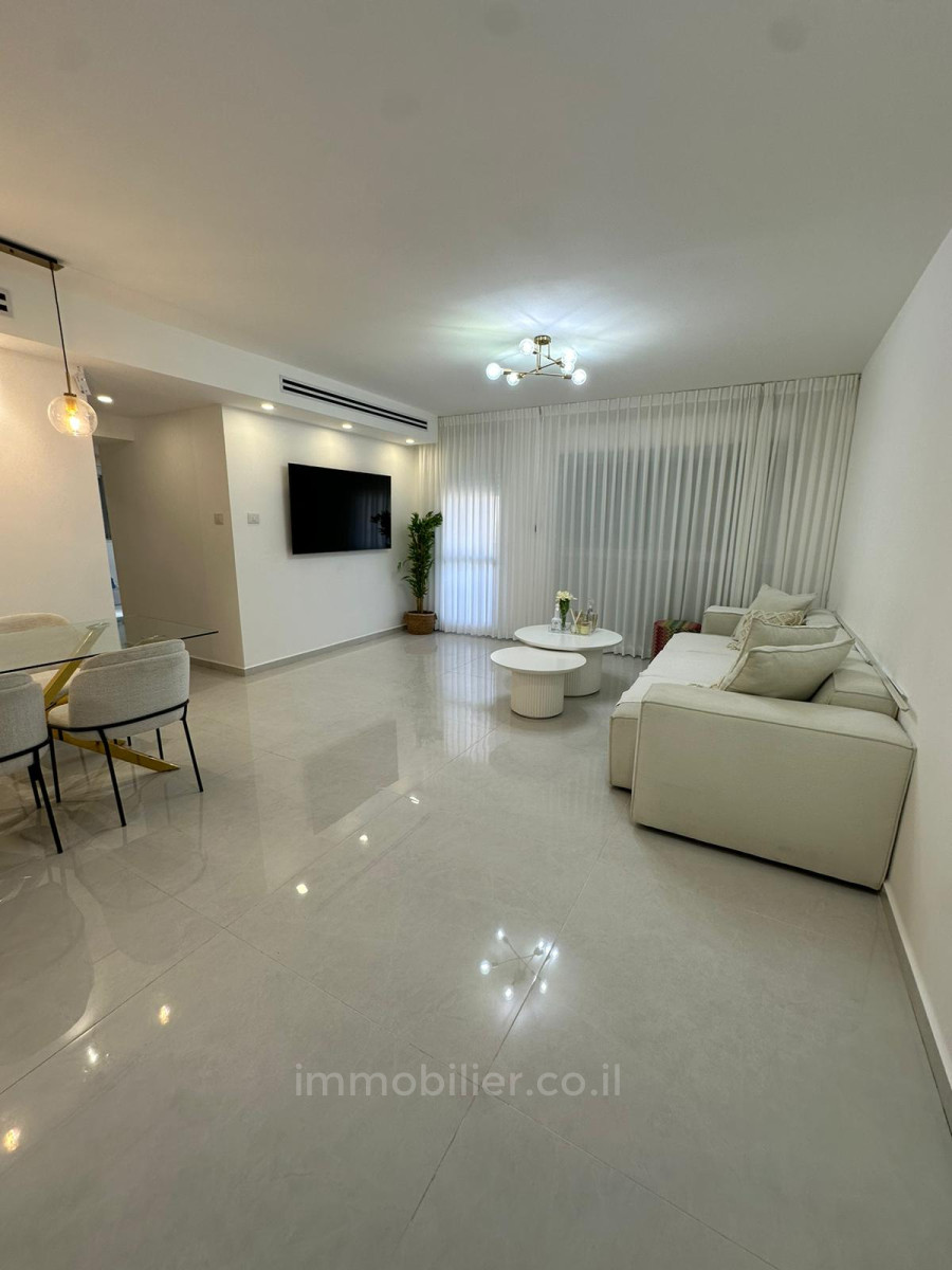 Apartamento 4 cômodos Ashdod Tet vav 511-IBL-1578
