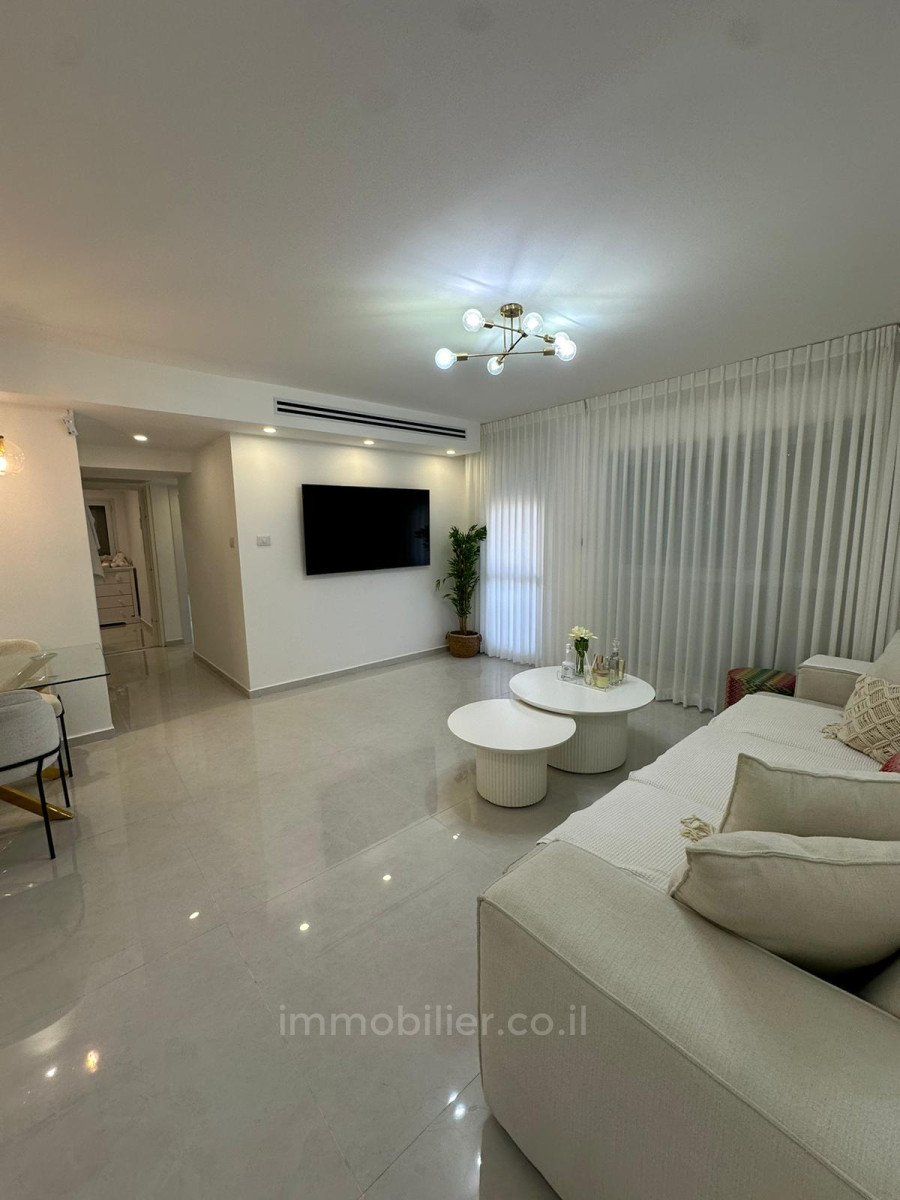 Apartamento 4 cômodos Ashdod Tet vav 511-IBL-1578