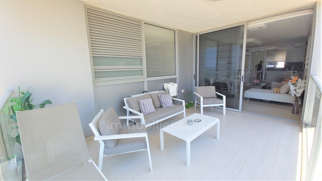 Apartamento 3 cômodos Tel Aviv Região marítima ao Sul 512-IBL-7