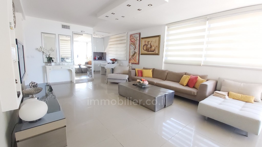 Apartamento 3 cômodos Tel Aviv Região marítima ao Sul 512-IBL-7