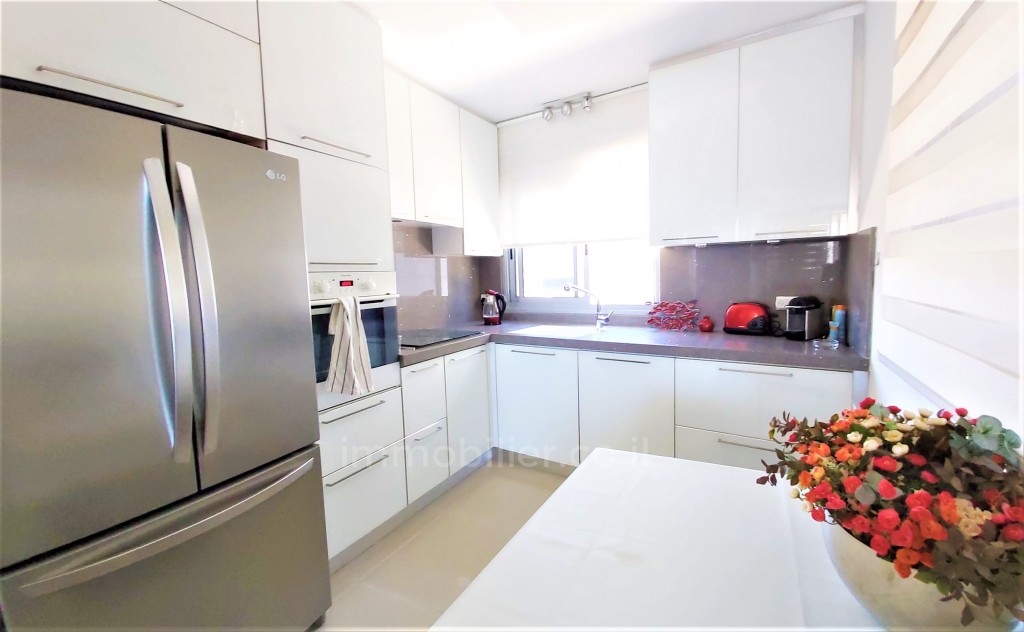 Apartamento 3 cômodos Tel Aviv Região marítima ao Sul 512-IBL-7