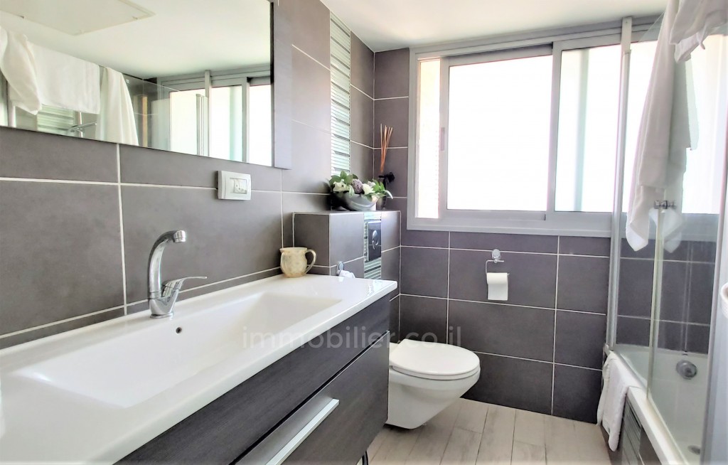 Apartamento 3 cômodos Tel Aviv Região marítima ao Sul 512-IBL-7