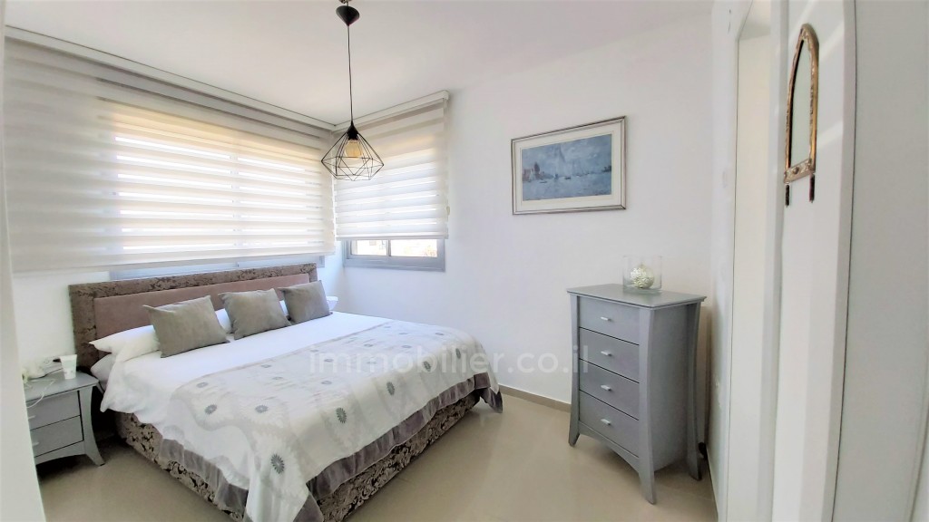 Apartamento 3 cômodos Tel Aviv Região marítima ao Sul 512-IBL-7