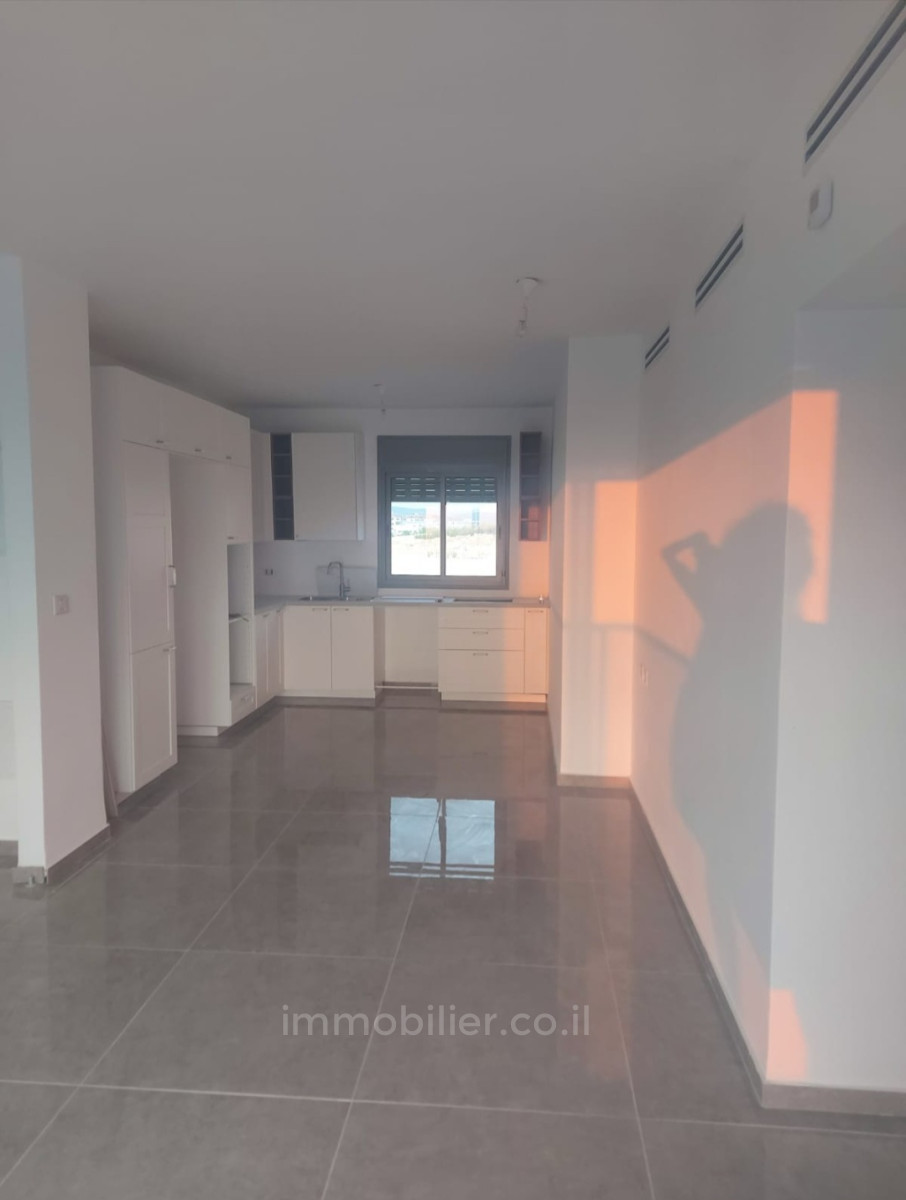 Apartamento 4 cômodos Harish Harish 525-IBL-7