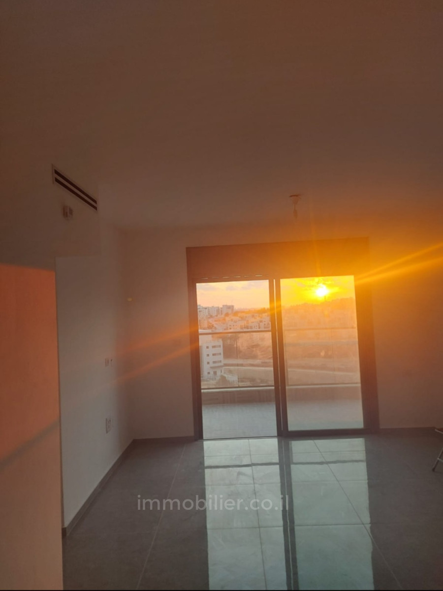 Apartamento 4 cômodos Harish Harish 525-IBL-7